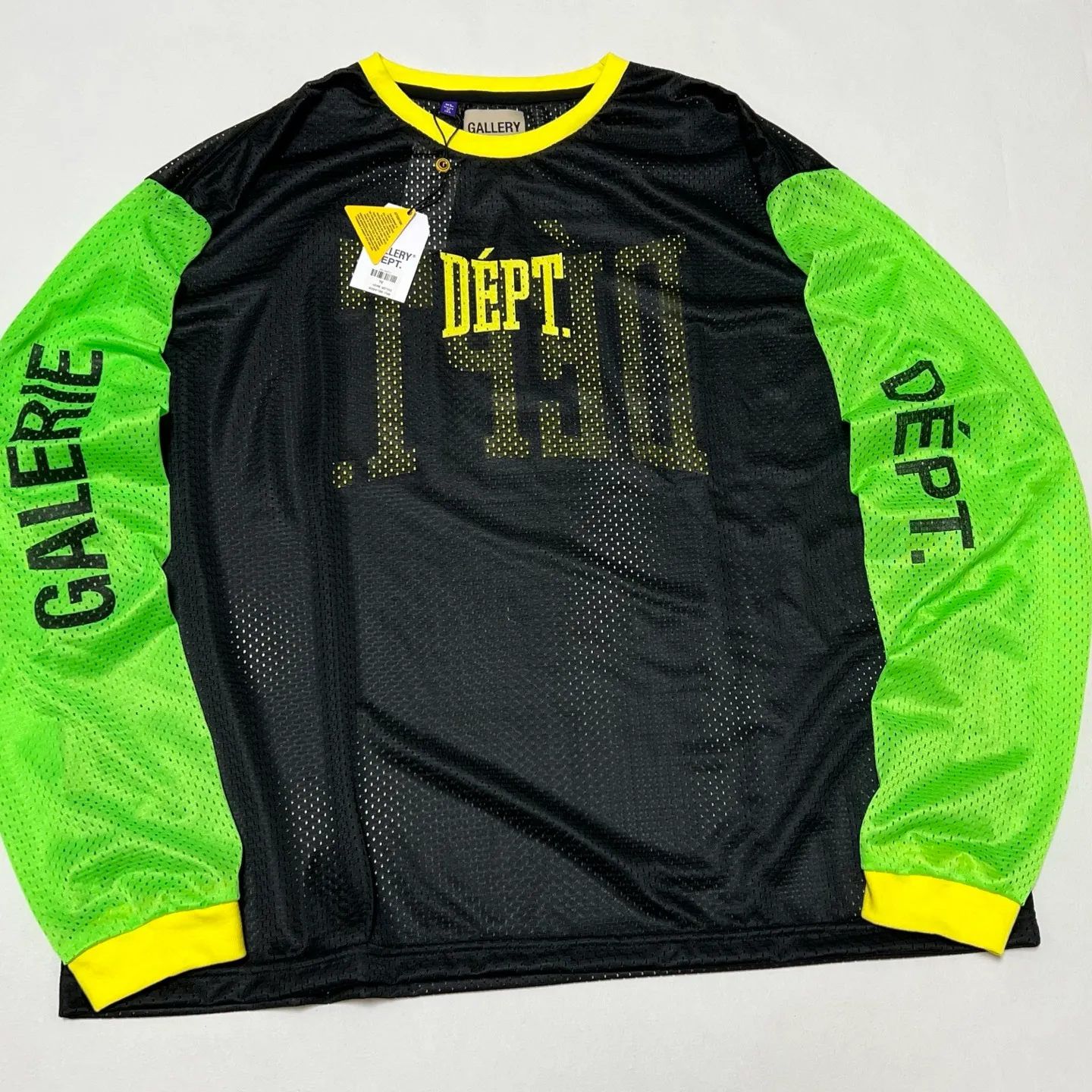 GALLERY DEPT. SPORT ELEGANT L/S BLK/GRN/YLW DEPT. Mesh color-blocked long-sleeved jersey. Black S-XL mesh item is a must-have for every fashionista. Soft, breathable and comfortable to wear alone. Layered to match the fashion pioneer. Original dyed mesh fabric. No color difference. Original printing process. Durable after washing and does not fall off. Original consistent main label/hangtag/composition and water label.